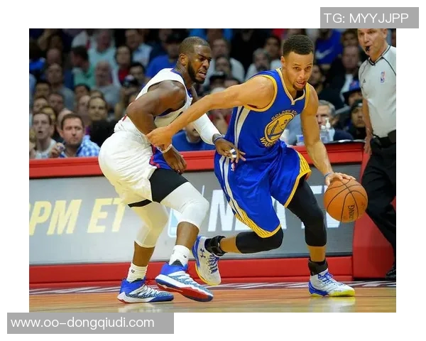 库里分享11张圣诞大战回忆照克莱一哥保罗同框老詹三度现身引热议