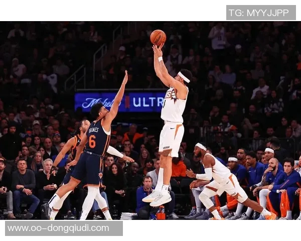 奥特谈三分犯规争议裁判称布克触碰詹姆斯手腕我未能清晰观察到