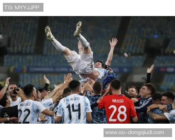 波多黎各歌手洋基老爹亲临阿根廷训练营与梅西等球员亲密合影